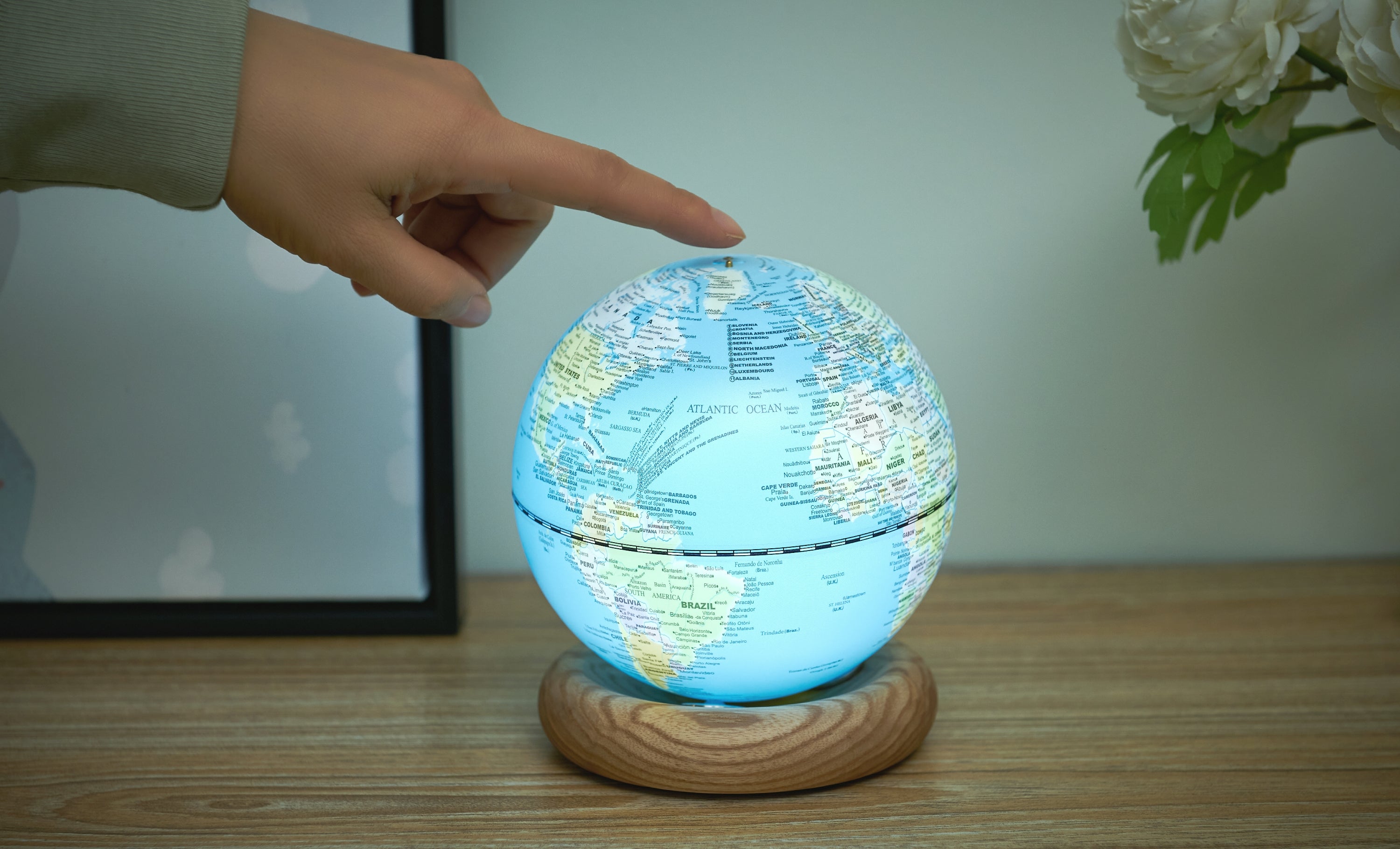 Atlas Globe Light